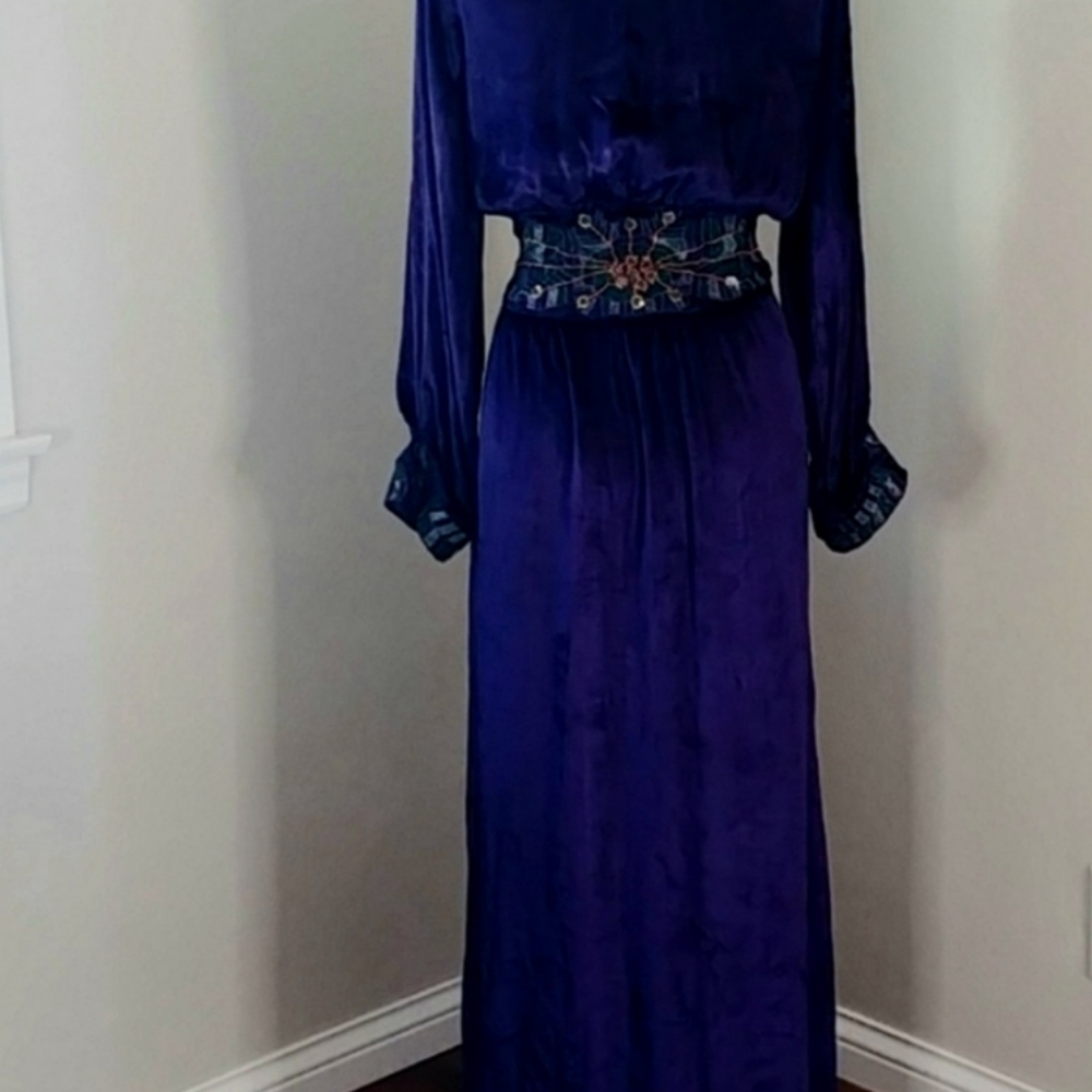 Soft surrounding velvet embroidered robe m